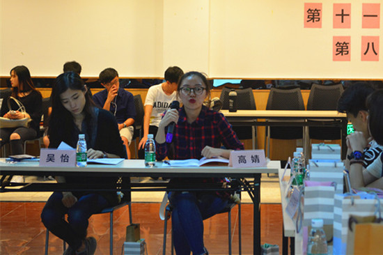 校员工会主席高婧发言