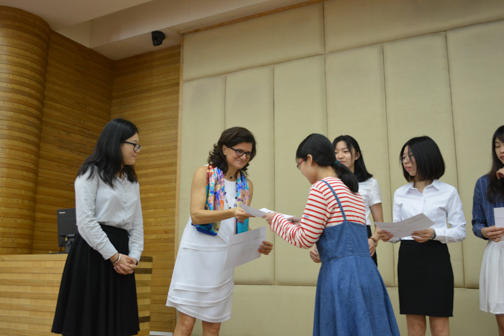 艾古丽女士为公司员工颁发荣誉证书
